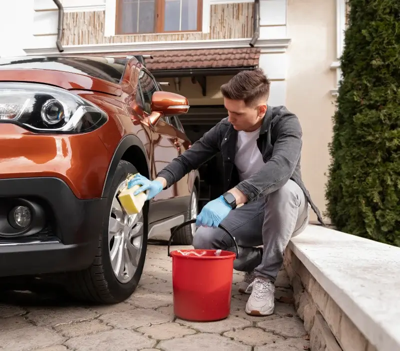 Lavage auto à domicile Encausse : professionnel intervenant sur un véhicule